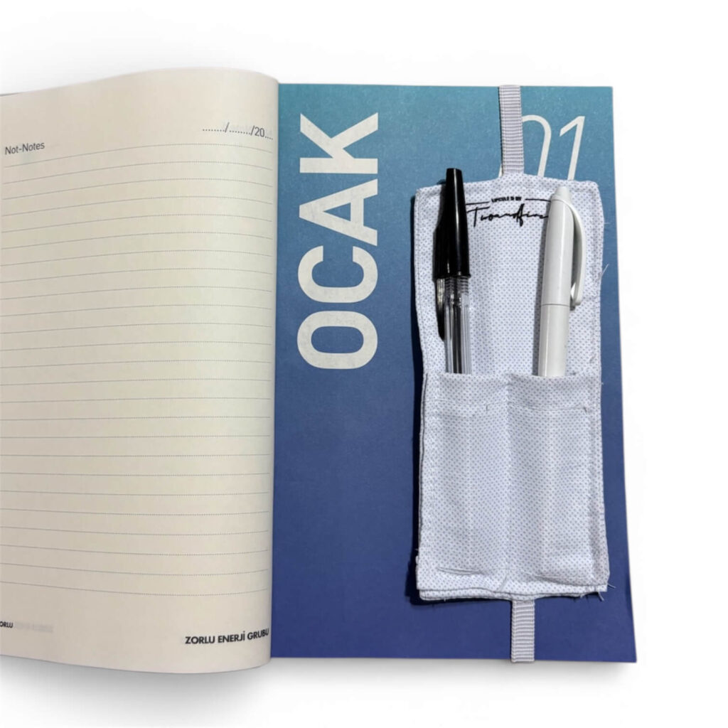 Gömlekten dönüştürülmüş kalemlikli defter ayracı